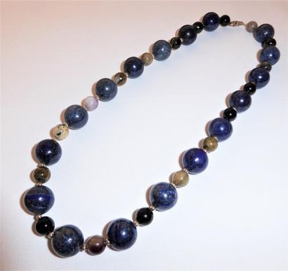 2 COLLIERS en lapis lazuli, l’un en chute...